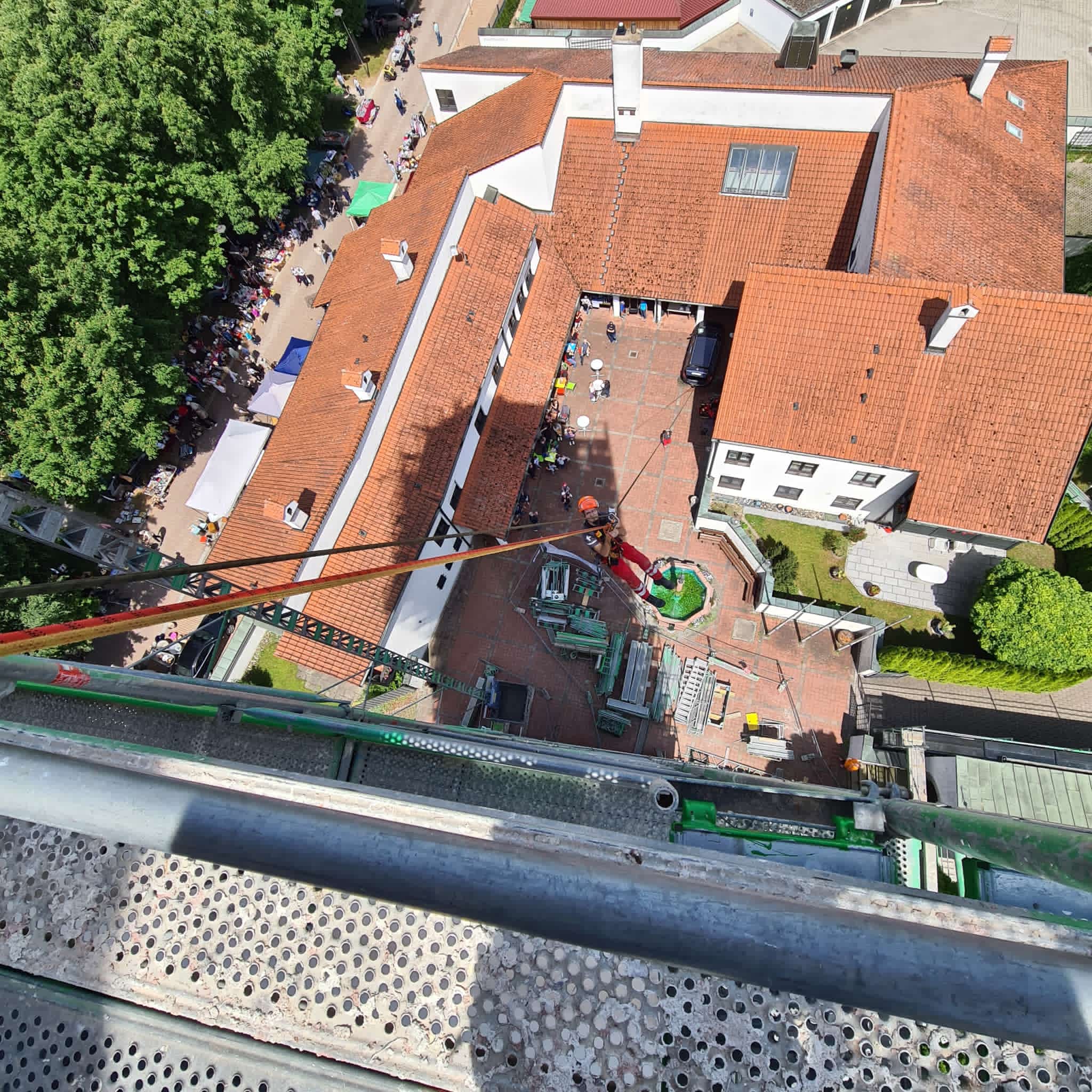 Sebastian Maile, Höhenretter beim Abseilen von St.Martin Illertissen zu Gunsten der Kirchturmsanierung