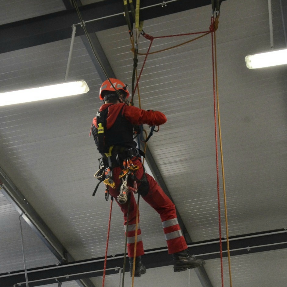 Sebastian Maile beim Höhenrettungstraining